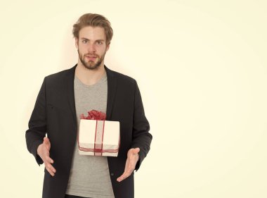 Şerit üzerinde beyaz izole mevcut kutusunda ile genç adam