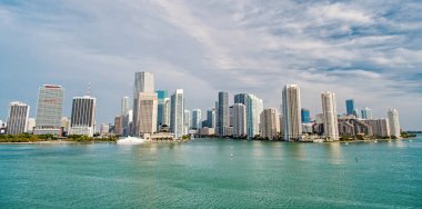 Miami gökdelenler mavi bulutlu gökyüzü, tekne yelken, havadan görünümü