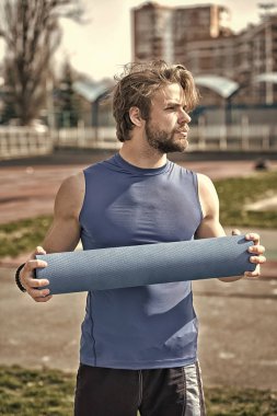 kas vücut, sakal yoga ya da fitness mat tutan adamla