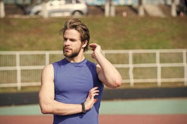 adam spor giyim, spor moda şık saçlı