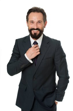 İş adamı ya da yönetici kıyafet hazırlıyor. İş kıyafeti konsepti. Kendine güvenen resmi bir takım elbise giy. Erkek, beyaz üzerine izole edilmiş kravatı ayarlar. İş adamı sakallı, olgun resmi takım elbiseli, aksesuar ayarlıyor.