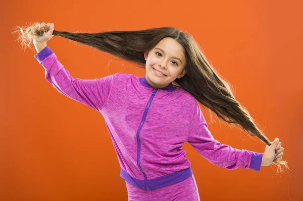 Güçlü saç kavramı. Çocuk kız uzun sağlıklı parlak saçlar. Önemli olan temiz tutuyor. Nazik şampuan ve sıcak su kullanın. Küçük kız uzun saç büyümeye. Öğretim çocuk sağlıklı saç bakım alışkanlıkları — Stok fotoğraf