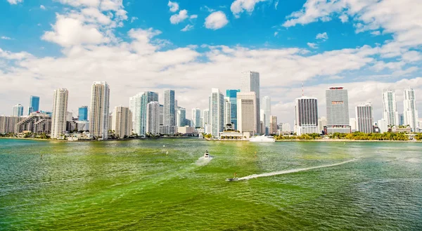 Arranha-céus de Miami com céu azul nublado, vela de barco, vista aérea — Fotografia de Stock