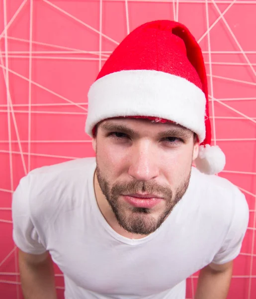 Mannen i santa hatt vänta julklapp. Online julhandeln. Gott Nytt År. På morgonen innan Xmas. santa lycklig. leverans julklappar. God Jul. Titta på detta. Kära santa — Stockfoto