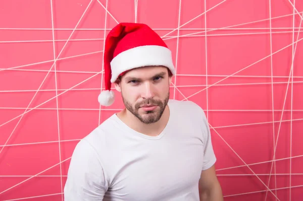 クリスマス プレゼントのサンタの帽子の男を待ちます。クリスマスのオンライン ショッピング。明けましておめでとう。クリスマス前に朝。幸せなサンタ男。配信クリスマス プレゼント。クリスマスの組成物。オフィス クリスマス パーティー — ストック写真