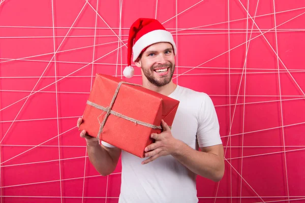 配信クリスマス プレゼント。クリスマス前に朝。サンタの帽子の男は、クリスマス プレゼントを保持します。クリスマスのオンライン ショッピング。明けましておめでとう。幸せなサンタ男。メリークリスマス。とても嬉しいです。親愛なるサンタ — ストック写真