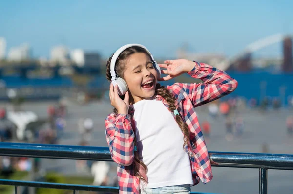 Obtener suscripción de la familia de música. Acceso a millones de canciones. Disfruta de la música en todas partes. Las mejores aplicaciones de música que merecen una escucha. Niña escuchar música al aire libre con auriculares modernos. Escuchar gratis — Foto de Stock