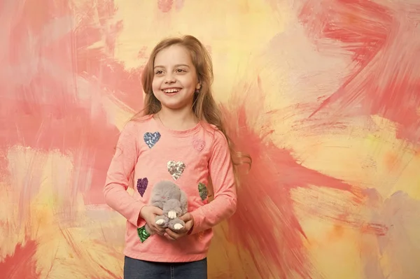 Menina, criança pequena feliz com cabelo encaracolado, brinquedo de coelho — Fotografia de Stock