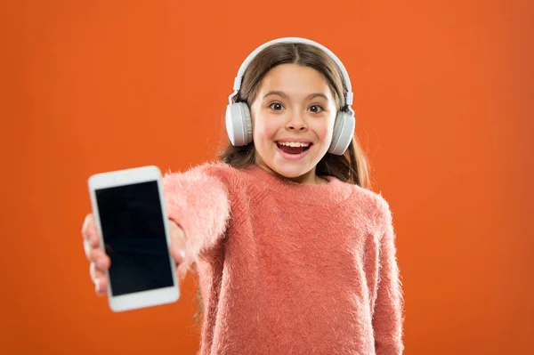 Get music family subscription. Access to millions of songs. Enjoy music concept. Best music apps that deserve a listen. Girl child listen music modern headphones and smartphone. Listen for free — Stock Photo, Image