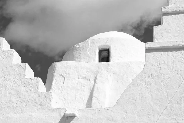 Kuppel mit kleinem Fenster in Mykonos, Griechenland. Details der Architektur des Kapellenbaus. weiße Kirche am wolkenverhangenen blauen Himmel. Religion und Kultkonzept. Sommerurlaub auf Mittelmeerinsel — Stockfoto