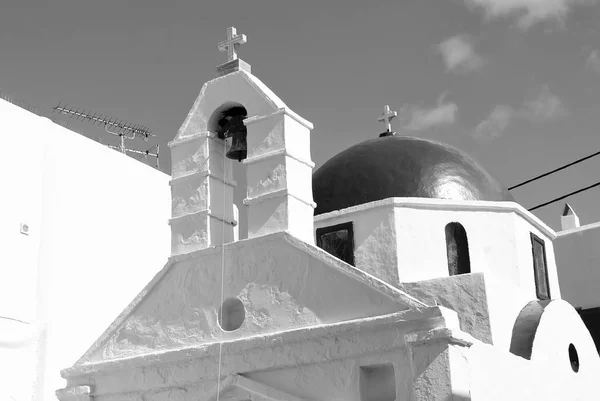 White church architecture in Mykonos, Greece. Chapel with bell tower and red dome. Church building on blue sky. Summer vacation on mediterranean island. Religion and cult concept — Stock Photo, Image