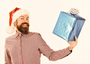 Sakallı ve neşeli yüzlü bir adam beyaz arka planda izole edilmiş.