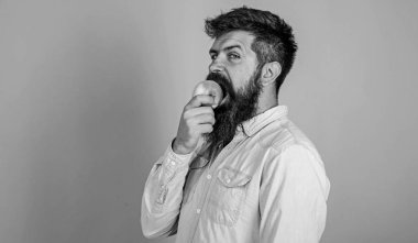 Adam diyet beslenme meyve yiyor. Sağlıklı beslenme kavramı. Adam yakışıklı hippi uzun sakal yeme apple ile. Hipster aç sulu olgun elma yiyor. Meyve sağlıklı yemek saati her zaman iyi bir fikir. Elma aşk