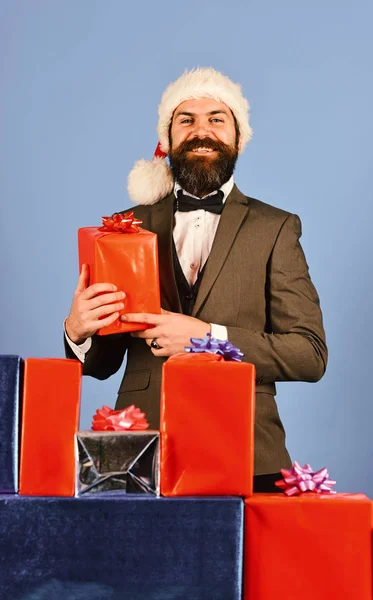 Человек с бородой держит подарки. Санта в ретро костюме — стоковое фото