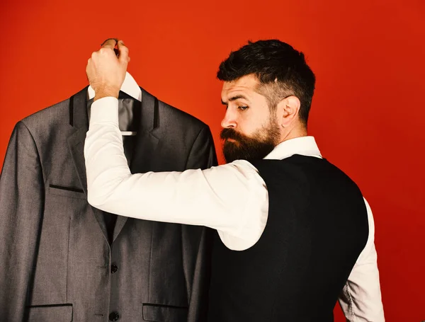 Hombre con barba y chaqueta. Asistente de tienda o vendedor —  Fotos de Stock