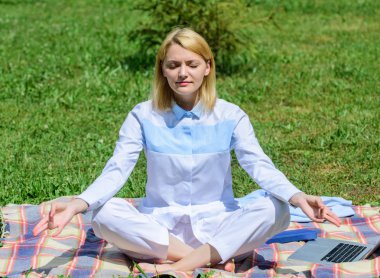 Kız halı yeşil çim çayır doğa arka plan üzerinde meditasyon. Dakika dinlenmek için bulmak. Pratik meditasyon rahatlatıcı bir kadın. Her gün meditasyon. Neden her gün meditasyon. Zihnini temizle