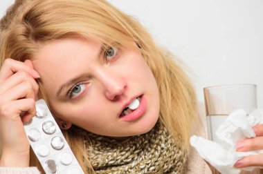 Grip ve soğuk kavramı. Soğuk algınlığından kurtulmak için ilaç alıyor. Soğuk tedavi için yönergeler. Kız tablet ağız içecek su. Baş ağrısı ve soğuk ilaçlar. Kadın tousled saç eşarp tutun tablet blister