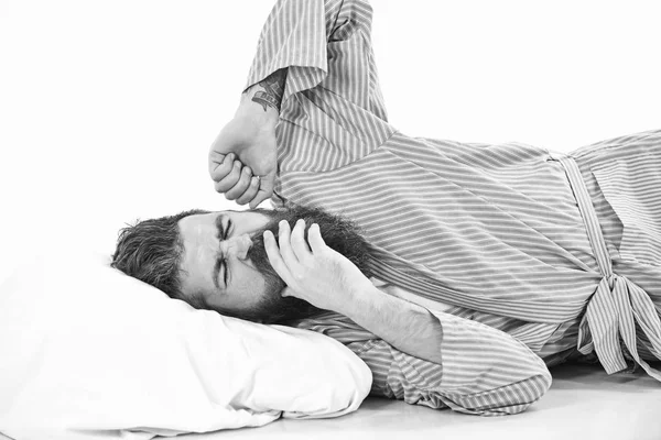 Mann mit schläfrigem gähnenden Gesicht streckt sich, wacht auf — Stockfoto
