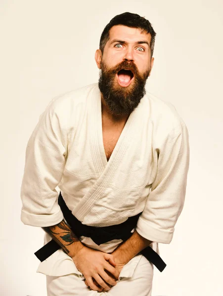 Hombre con barba en kimono blanco sobre fondo blanco — Foto de Stock