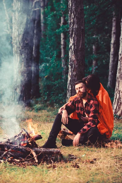 Pareja joven con caras cansadas cubiertas de cuadros . — Foto de Stock