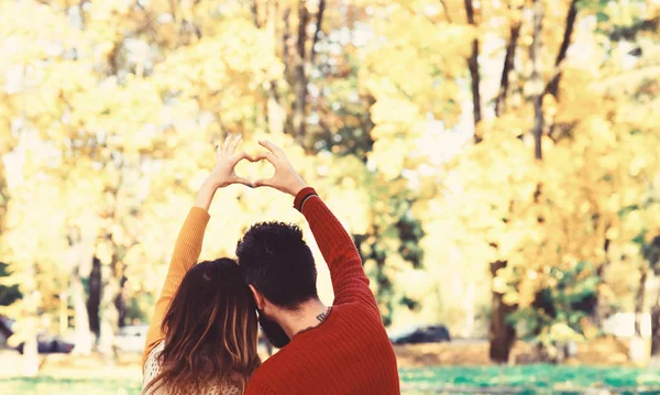 Pareja en el amor muestra signo de corazón con los dedos. — Foto de Stock