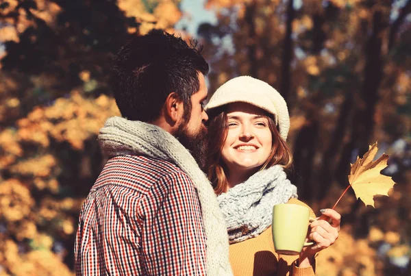 Menina e cara barbudo ou amantes felizes no abraço data — Fotografia de Stock