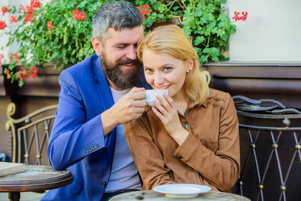 Mädchen aus mit Geschäftsmann. Dating-Unternehmer. Kuscheliges Pärchen auf der Café-Terrasse. Verliebte Paare sitzen auf der Café-Terrasse und genießen Kaffee. Dinge wissen, bevor man Geschäftsmann wird. Geschäftsmann finden und datieren — Stockfoto