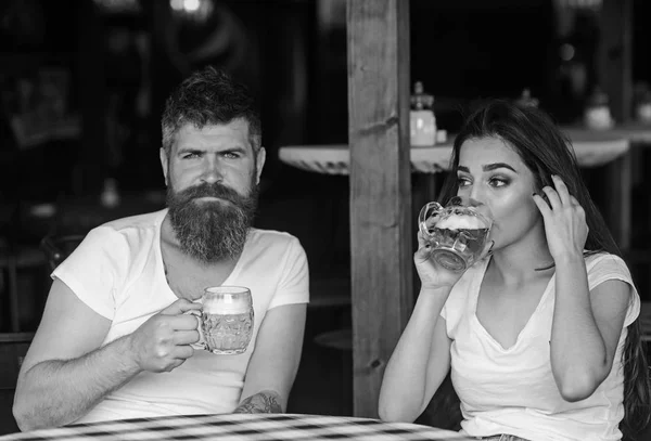 Couple amoureux à la date boit de la bière. Homme barbu hipster et fille avec verre de bière plein de bière artisanale. Rencontre amicale juste boire de la bière. Rendez-vous brutal au pub. Meilleurs amis ou amant boire au pub — Photo