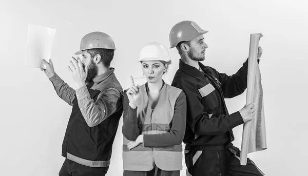 Mannen en vrouwen in helmen zorgeloos met hamer en project, — Stockfoto