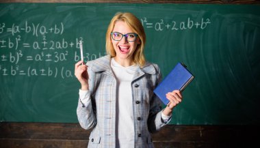 Düşünce yoluyla bilgi edinme biliş işlemi. Kadın öğretmen önünde kara tahta kitap ile çalışma hakkında düşünüyorum. Biliş işleme stratejileri öğretmek. Öğrenme sürecinde biliş
