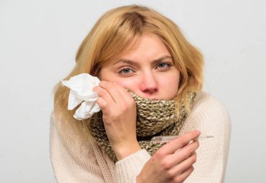 Ateş Telafiler kır. Sıcaklık grip belirtileri. Kadın ateş yüzünden kötü hissediyorum. İlaç için ateş gerekir. Kız eşarp tutun termometre ve doku kapatın. Sıcaklığı ölçmek. Ateş kavramı