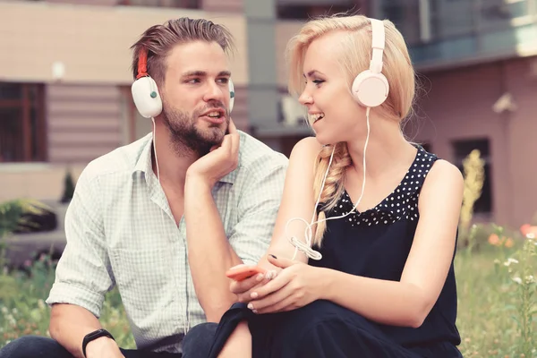 Joven pareja pasar tiempo juntos con música . — Foto de Stock