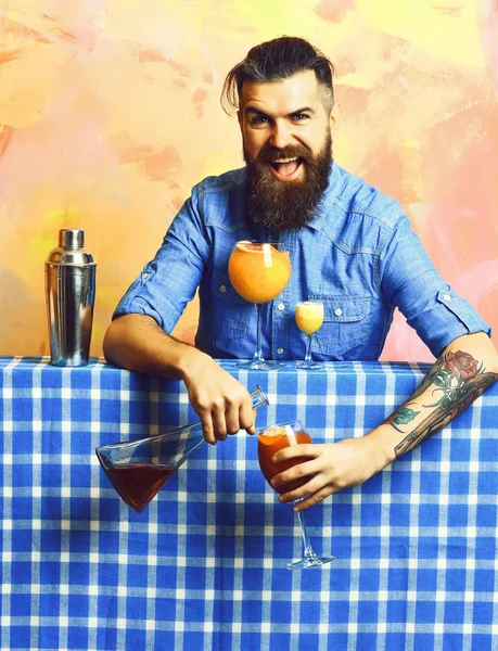 Brutal caucasian hipster with alcoholic cocktails and bar stuff — Stock Photo, Image