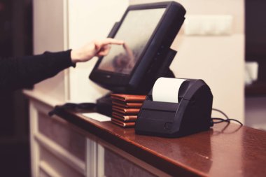 Kredi kartı ile ödeme ve bill için satın almak. Elektronik finans