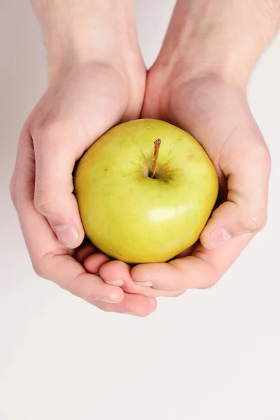 Gesundheits- und Ernährungskonzept. Apfel auf weißem Hintergrund platziert. — Stockfoto