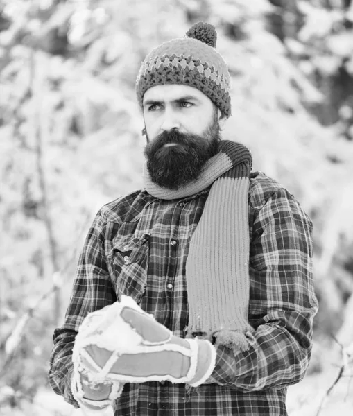 Macho con barba y bigote juega con bola de nieve —  Fotos de Stock