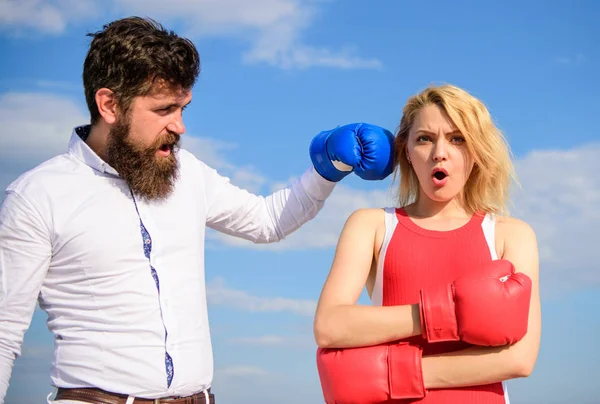 Couple en amour gants de boxe fond ciel. Homme punch girl gant de boxe. Elle ne s'attendait pas à être attaquée. Préparez-vous à une attaque soudaine. La femme subit la violence. Arrêtez la violence. Apprendre à résister au punch — Photo