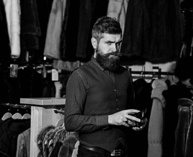 Düşünceli yüzü olan adam tutun cüzdan moda mağaza.