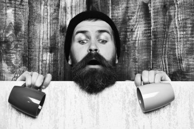 Kâğıt çarşaf ve fincanlarla vahşi beyaz hippi sakallı.