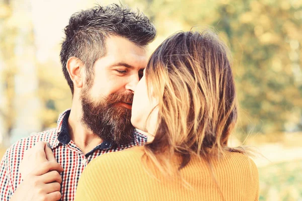 Hombre y mujer con caras felices en el fondo de los árboles de otoño. —  Fotos de Stock