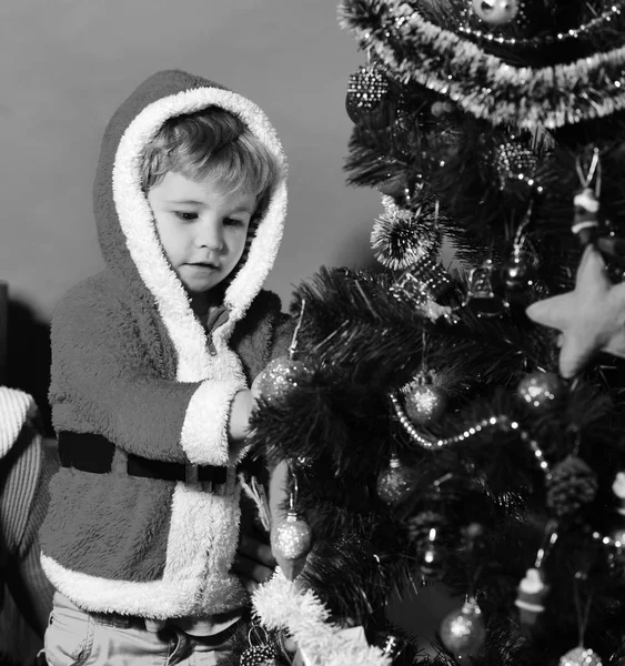 Nuovo anno e concetto di infanzia. Piccolo Babbo Natale in costume rosso — Foto Stock
