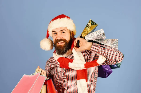 Kerstman met kleurrijke pakjes. Kerel of hipster shopper — Stockfoto