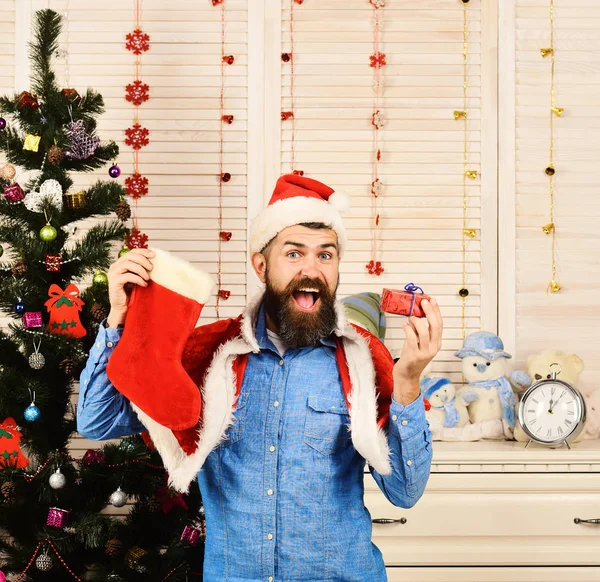 Mikulás vidám arc közel karácsonyfa — Stock Fotó
