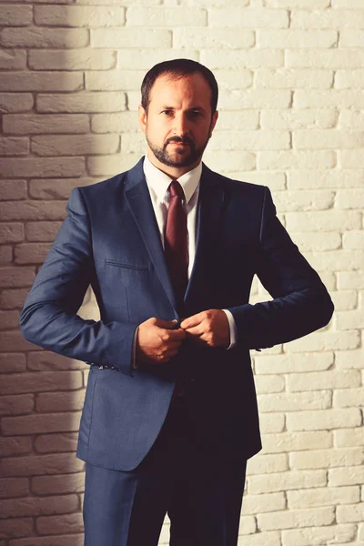El hombre de negocios usa traje formal y corbata. Líder con barba — Foto de Stock