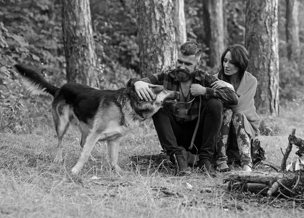 Alman çoban köpeği olan bir çift şenlik ateşinin yanında oturuyor.. — Stok fotoğraf