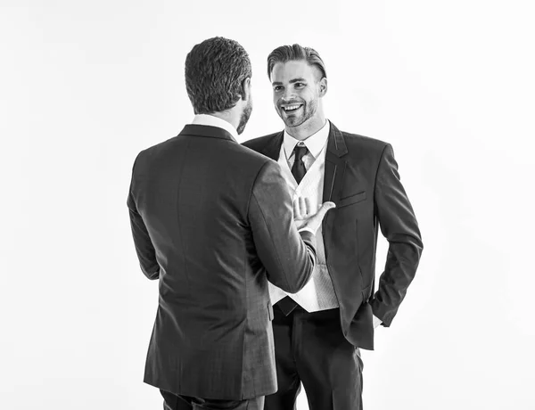 Щасливі чоловіки в куртці обговорюють бізнес, партнерство і друг — стокове фото