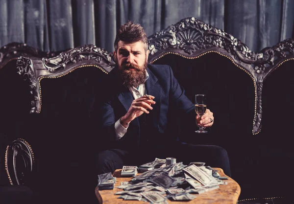 Миллионер в элегантном костюме курит и пьет . — стоковое фото