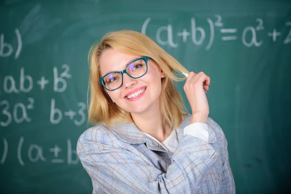 Los principios pueden hacer que la enseñanza sea eficaz y eficiente. La enseñanza efectiva implica la adquisición de conocimientos relevantes sobre los estudiantes. Cualidades que hacen buen maestro. Mujer enseñando cerca de pizarra — Foto de Stock