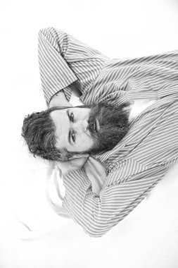 Katı yüz uyan, yatakta yatıyordu adam