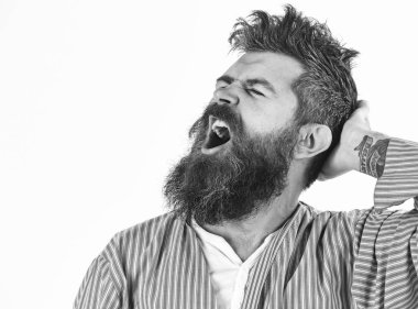 Hipster sakallı ve bıyıklı dağınık saçlı bornoz giyiyor